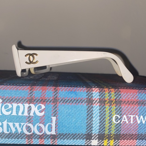 Retro CHANEL Sunglasses - Picture 2 of 5